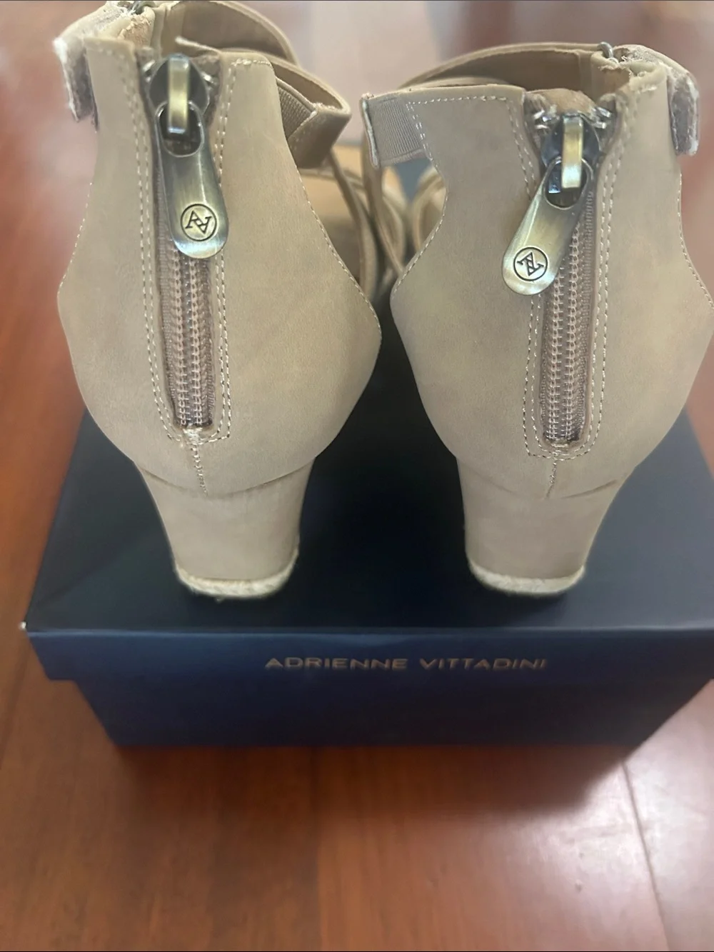 Adrienne Vittadini Taupe Suede Gladiator style wedge sandal crisscross strap 9.5